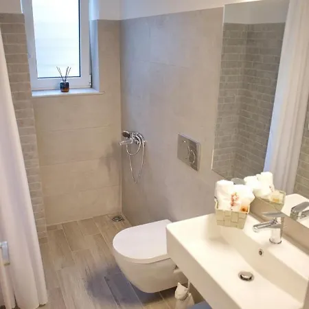 Villa Aroura Homes Garden House 2br 2ba Free Parking